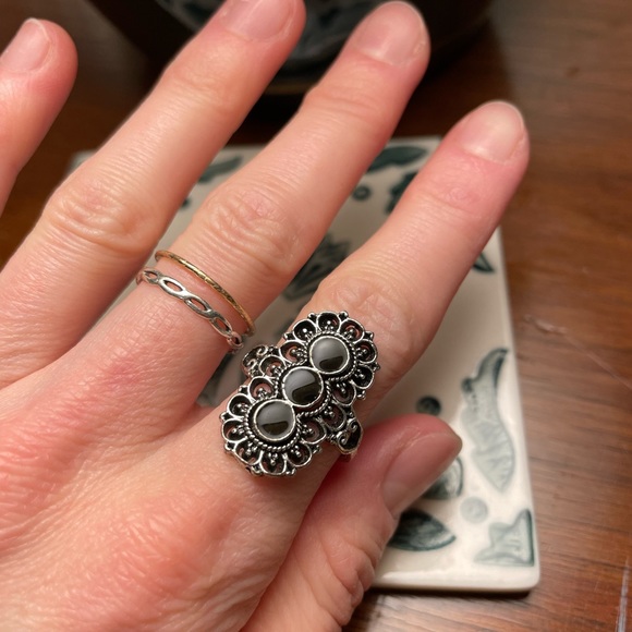 Silver ring with black gem stone - Picture 4 of 5